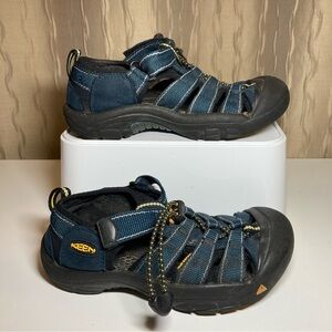 Keen Newport H2 Boy’s 2 Blue Black Closed Toe Toggle Laced Hook Loop